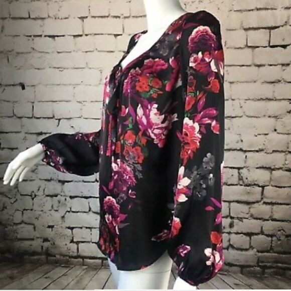 Kirna Zabete Target- tie V-neck floral long sleeve, tunic blouse - Picture 2 of 10
